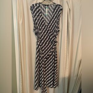 Elegant Black, Gray, and White Geometric Wrap Dress